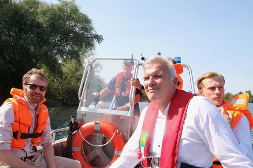 Faszinierende Natur, n&ouml;tige Rettungstechnik: Bauswein wurde gleich mit auf's Wasser genommen (Foto: agl)