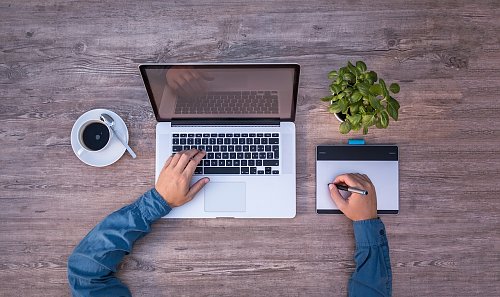 Symbolbild Computerarbeit (Foto: Pixabay-lukasbieri)