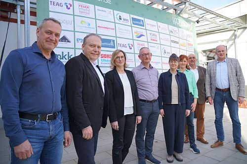 Vereinschef Dirk Wackerhagen (Mitte) hatte Sponsoren von der Sparkasse, Volksbank und Feuer Powertrain sowie Vertreter von der Gemeinde, Schirmherr Matthias Jendricke und Sportkoordinator Werner H&uuml;ttcher zum Pressegespr&auml;ch nach Niedersachswerfen eingeladen. (Foto: ssc)