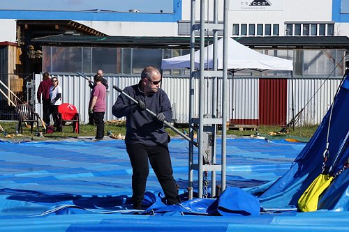 Das Zelt wird hochgehebelt.  (Foto: ssc)