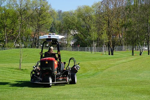 Rasenpflege steht hier t&auml;glich auf dem Programm. (Foto: Susanne Schedwill)