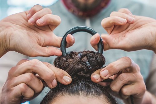 Nur die eigenen Haare halten die K&uuml;nstlerin. (Foto: Jakub Du�ek)