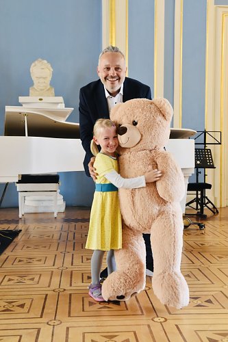 Auch das hat Tradition: Die j&uuml;ngste Carl-Schroeder-Wettbewerb-Teilnehmerin erh&auml;lt das diesj&auml;hrige Maskottchen, Carli II. Mathilde Ritter aus Sondershausen erspielte mit ihrer Blockfl&ouml;te einen hervorragenden Erfolg (23 von 25 Punkten). (Foto: Andrea Hellmann)