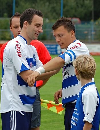 Bild: Teichmann bekommt von Sven Pistorius die Kapit&auml;nsbinde &uuml;berreicht