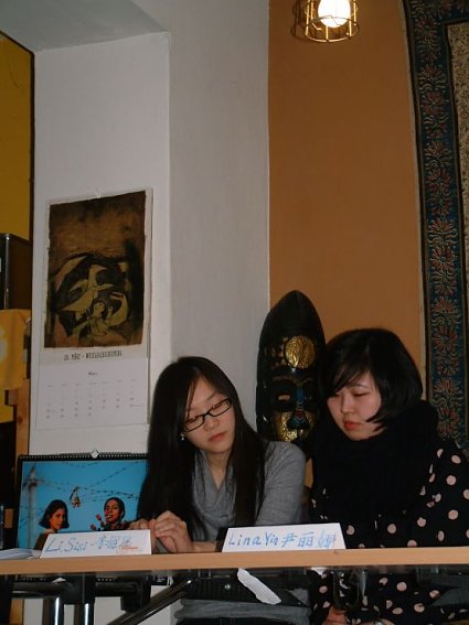 Bild: Li Sisi und Lina Yin gestalteten die Lesung mit