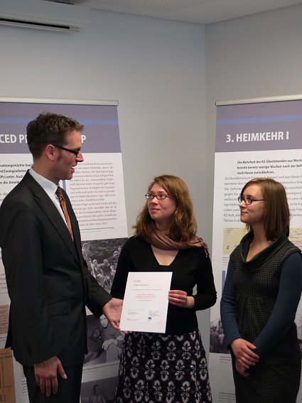 Bild: Dr. Michael Grisko &uuml;bergibt den Preis an Annika Schulte und Johanna Lehmann