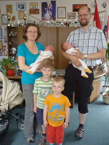Bild: Eine tiefenentspannte Familie Moos mit dem Zwillingsp&auml;rchen auf dem Arm und den 3 und 5 Jahre alten S&ouml;hnen nach der &Uuml;bergabe der Ehrenpatenschaftsurkunde. 