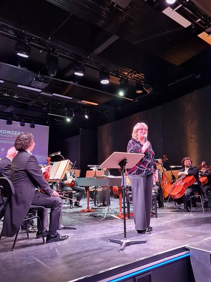 Bild: SWG-Gesch&auml;ftsf&uuml;hrerin Inge Klaan begr&uuml;flte am Dienstagabend die Mieterinnen und Mieter im Nordh&auml;user Theater.