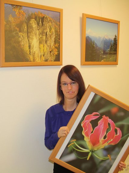 Bild: Rebecca Drews inmitten ihrer Fotoausstellung