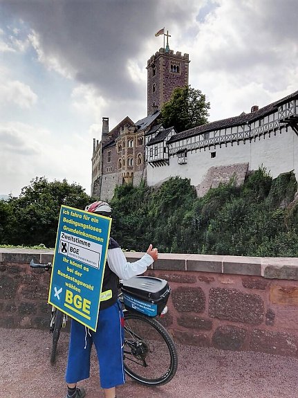 Bild: Heiko Windisch vor der Wartburg.