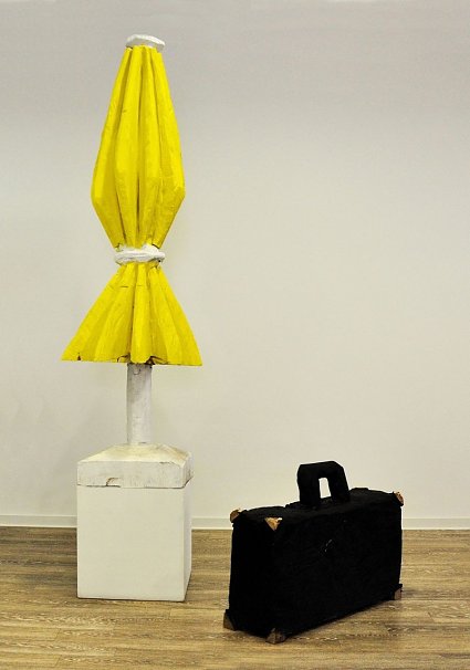 Bild: Sonnenschirm und Koffer. Ralf Klement, 2014 