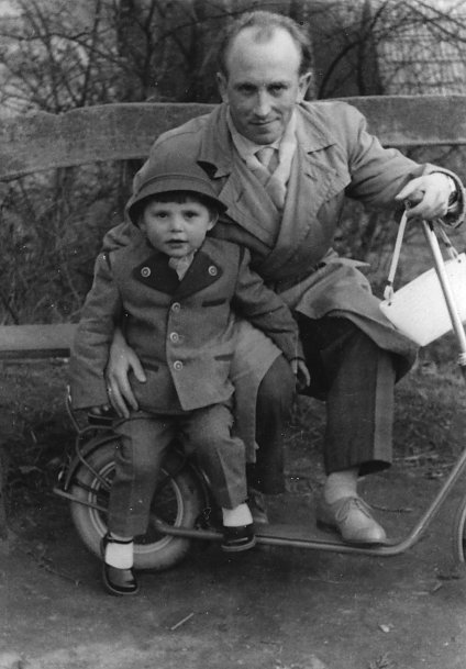 Bild: Hans Ehrhardt 1960 mit seinem Stiefsohn Jens in Berlin. Im gleichen Jahr &uuml;bernahm er das MOSAIK als verantwortlicher Redakteur; Foto: Privatarchiv H. Barth