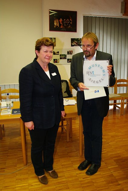 Bild: &Uuml;bergabe des Museumssiegels an Flohburg Leiterin Dr. Cornelia Klose