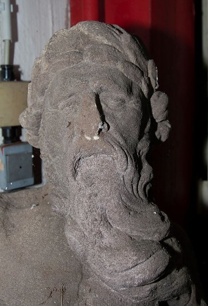 Bild: Der Kopf des Neptun in der Lagerhalle des Bauhofes