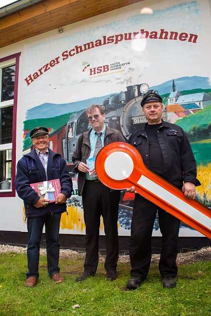 Bild: Pr&auml;sentierten am 23.08.2014 in Hasselfelde am Lokschuppen das neue Wandbild (v.l.n.r.): Der K&uuml;nstler Gunter Czyrnik; J&ouml;rg Bauer, Eisenbahnbetriebsleiter der HSB sowie Udo M&uuml;ller.