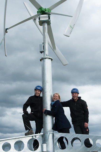 Bild: Das Trio vor der Kleinwindkraftanlage: Mathias Glatz (links), Anke Stapelfeld und Matthias Hesse