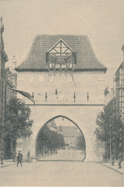 Bild: Nachbau eines Stadttores in der Bahnhofstra&szlig;e