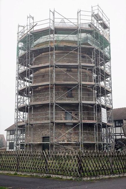 Bild: Die einger&uuml;stete Windm&uuml;hle in Schlotheim