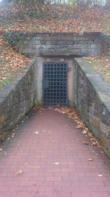 Bild: Der Treffpunkt der F&uuml;hrung ist der Eingang der Kasematten, Elsa-Brandstr&ouml;m-Weg (im Park; &ouml;stlich von Schloss Friedenstein).