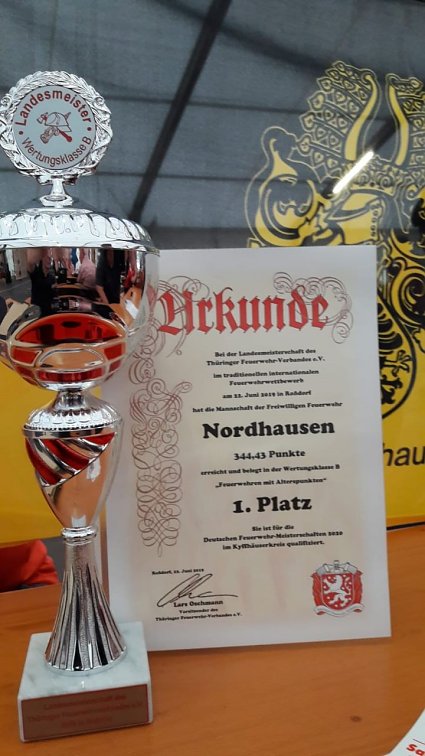 Bild: Urkunde und Pokal f&uuml;r die Landesmeisterschaft