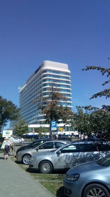 Bild: Das Hotel Radisson &uuml;berragt alles andere und passt nicht so recht in die Optik der Strandpromenade.
