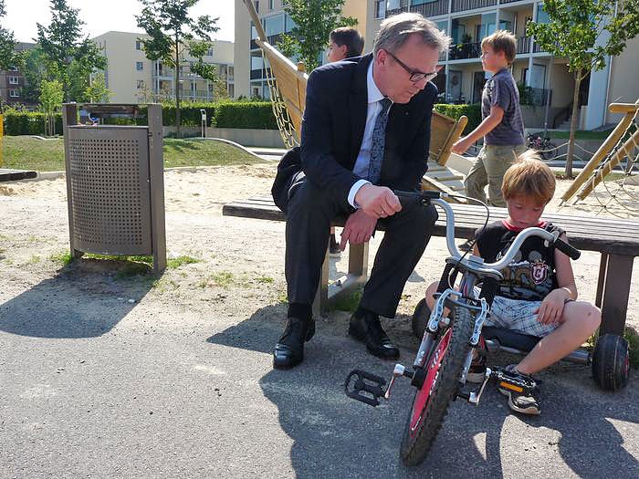Spielger&auml;te &uuml;bergeben (Foto: Karl-Heinz Herrmann)