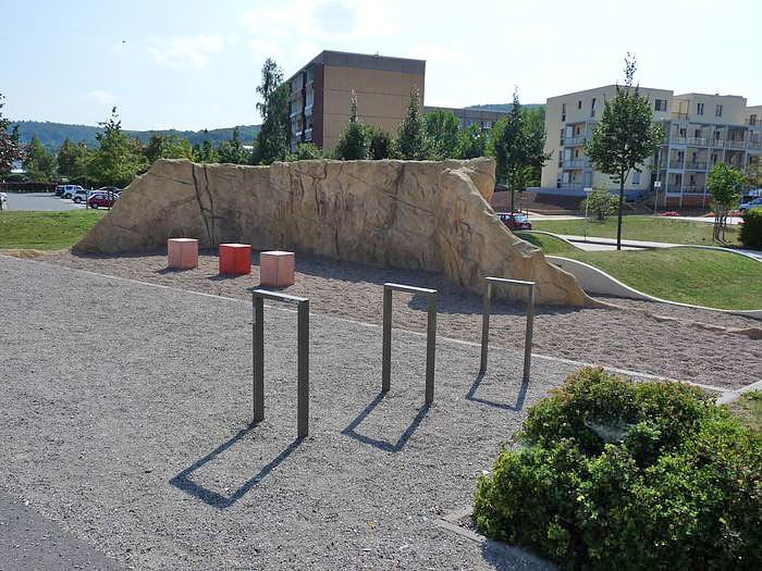 Spielger&auml;te &uuml;bergeben (Foto: Karl-Heinz Herrmann)