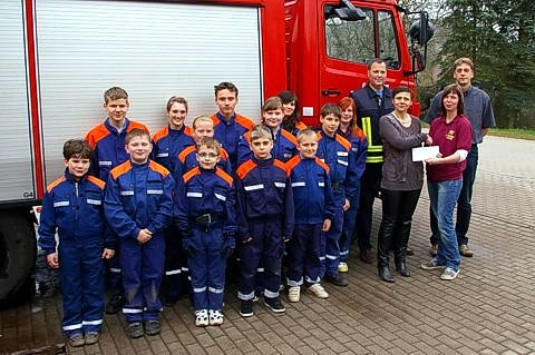 Scheck &uuml;bergeben (Foto: privat)