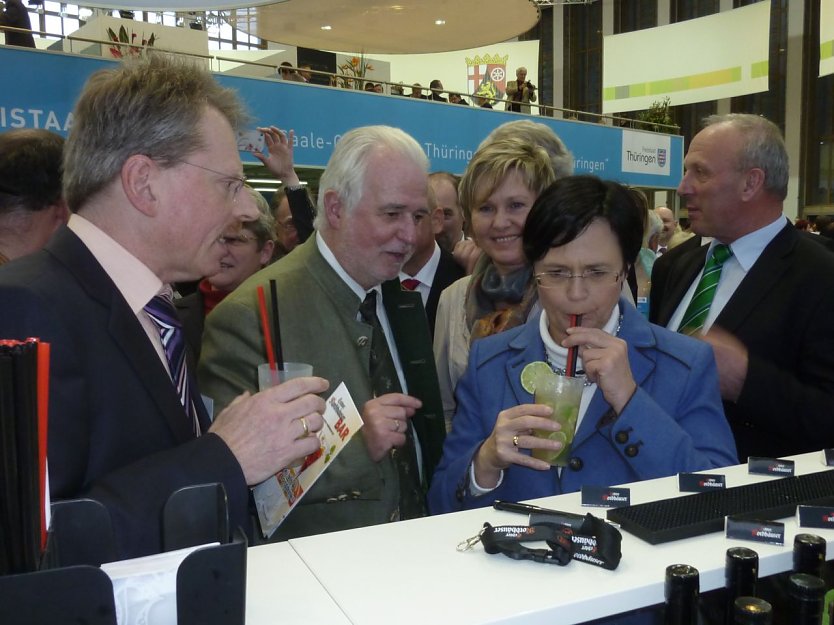 Landespolitiker genießen Echter Nordhäuser (Foto: privat) Landespolitiker genießen Echter Nordhäuser (Foto: privat)
