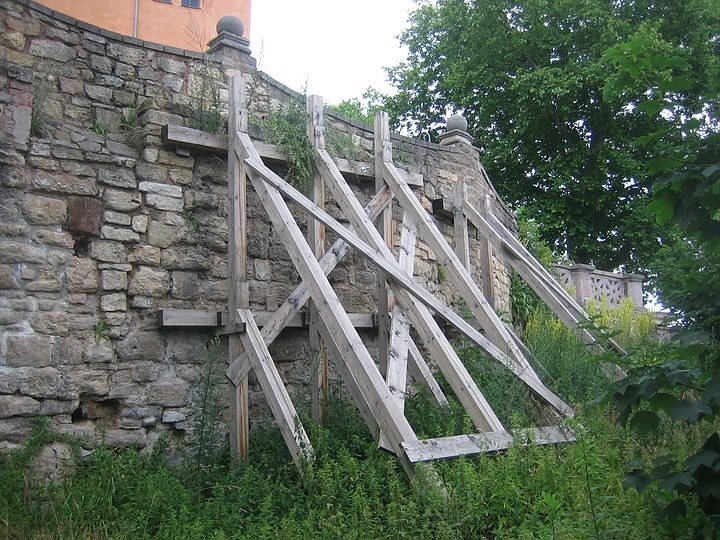Schlossmauer mit barocker Krone (Foto: Stiftung Th&uuml;ringer Schl&ouml;sser und G&auml;rten)