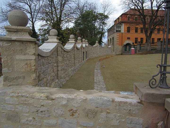 Schlossmauer mit barocker Krone (Foto: Stiftung Th&uuml;ringer Schl&ouml;sser und G&auml;rten)