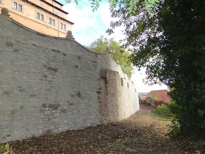 Schlossmauer mit barocker Krone (Foto: Stiftung Th&uuml;ringer Schl&ouml;sser und G&auml;rten)