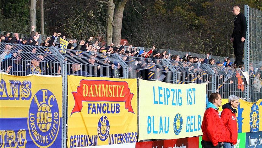 Lok-Fans im AKS - volle Power f&uuml;r die eigene Mannschaft (Foto: Bernd Peter)