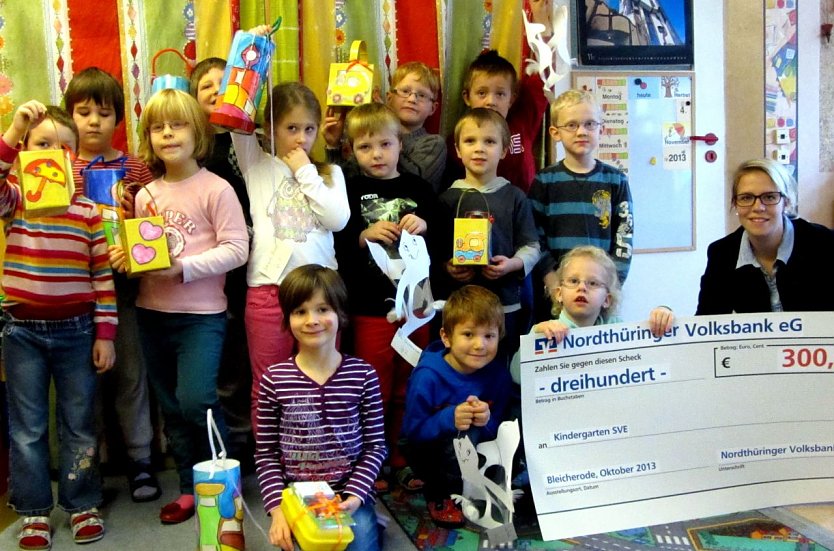 Scheck &uuml;berreicht (Foto: Cordelia Mei&szlig;ner)