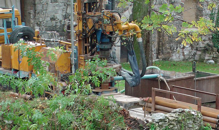 Untergrund wird untersucht (Foto: Karl-Heinz Herrmann)