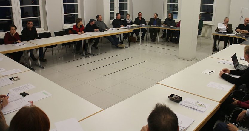 Runder, eckiger Tisch (Foto: nnz)