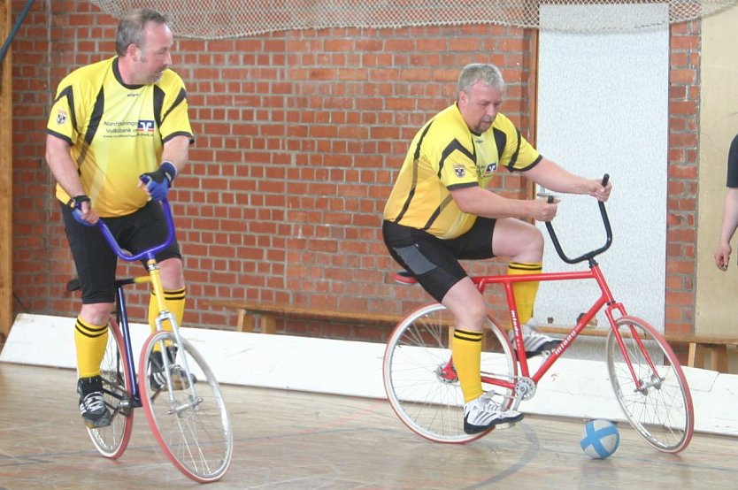 Mit dem Rad am Ball (Foto: Uwe Tittel)