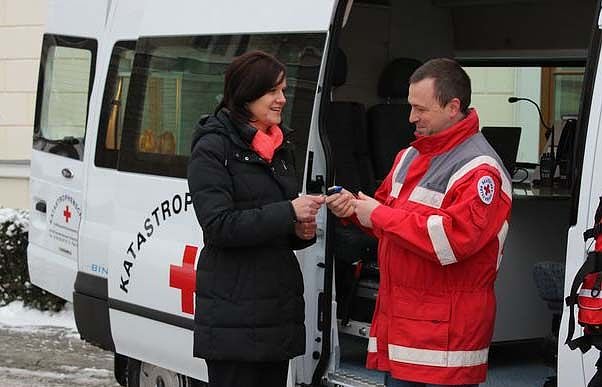 Neuer Einsatzleitwagen &uuml;bergeben (Foto: Karl-Heinz Herrmann)