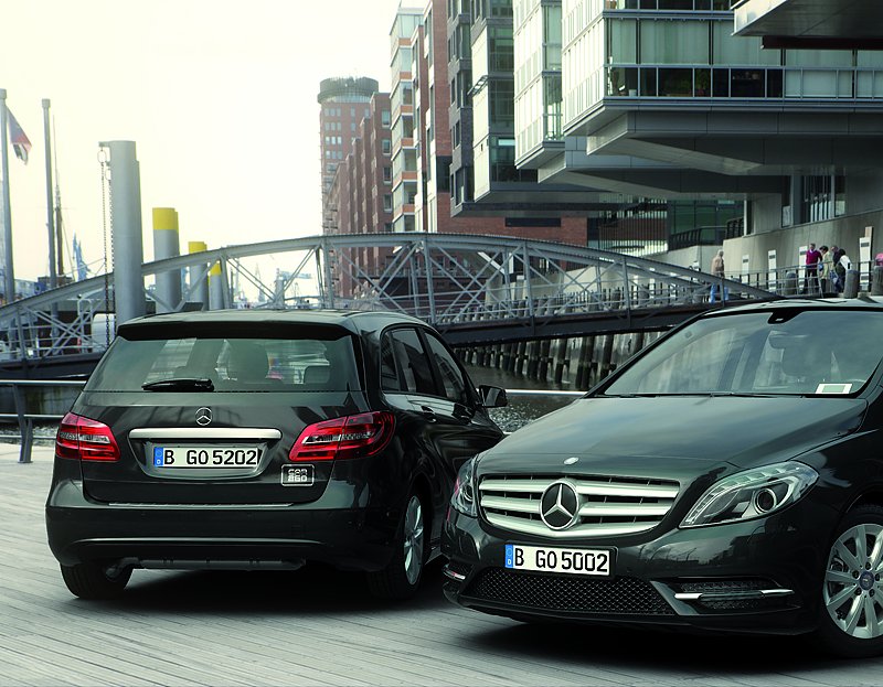  Allzeit bereit und unbefristet mietbar: die schwarzen B-Klasse Mercedes Modelle der neuen Carshare-Aktion "car2go black". (Foto: dmd/Daimler)