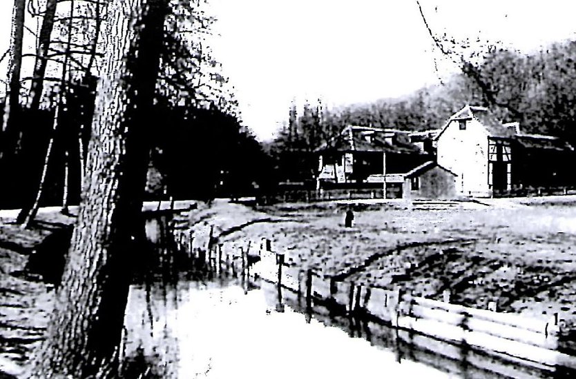 Etwa so, besagt eine Postkarte aus dem Jahre 1900, m&uuml;sste der M&uuml;hlgraben vor der Rotleimm&uuml;hle einmal ausgesehen haben. (Foto: Archiv/Fritz Schmalz)
