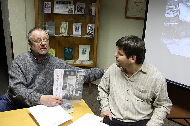Kritisches in Wezel-Bibliothek? (Foto: Karl-Heinz Herrmann)