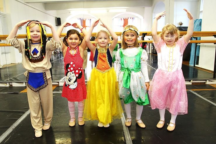 Kost&uuml;mball im Ballettsaal (Foto: G&uuml;nter Herting)