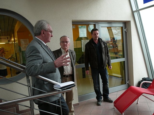 &Uuml;bergabe Saunaliegen (Foto: Ilka K&uuml;hn)