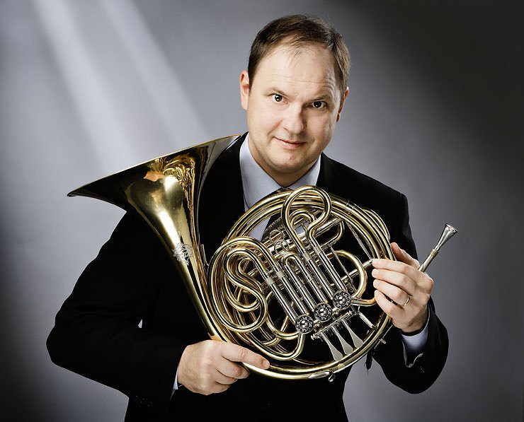 Finnischer Hornsolist im 5. Sinfoniekonzert (Foto: Agentur) Finnischer Hornsolist im 5. Sinfoniekonzert (Foto: Agentur)