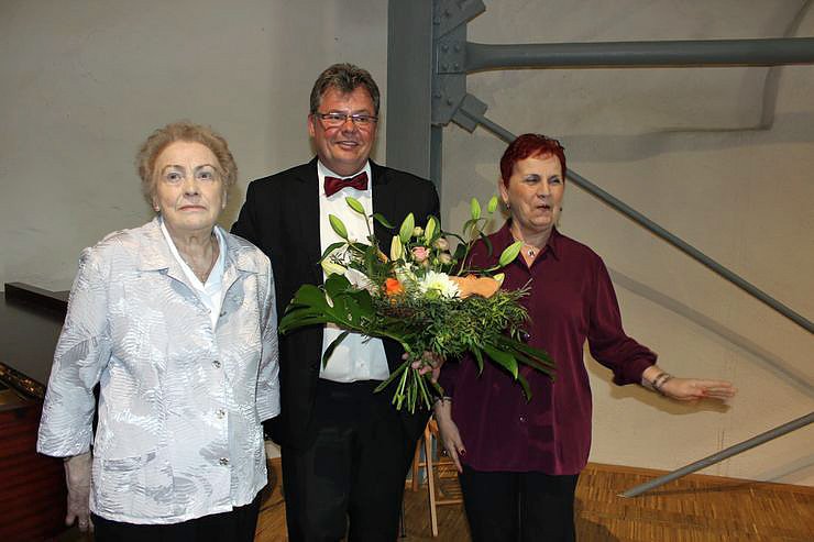 Symbolische Taktstockübergabe (Foto: Karl-Heinz Herrmann) Symbolische Taktstockübergabe (Foto: Karl-Heinz Herrmann)