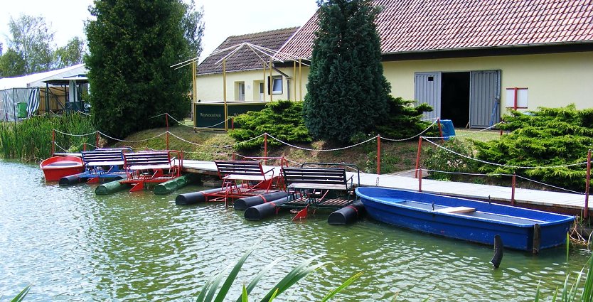 Boote und Wassertreter warten (Foto: privat)
