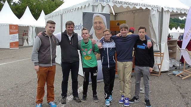 Markus K&ouml;nen mit Sch&uuml;lern (Foto: Ilka K&uuml;hn)