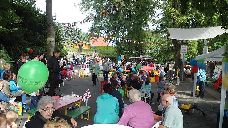 R&uuml;ckblick auf tolles Stra&szlig;enfest (Foto: Kindervilla Bad Frankenhausen)