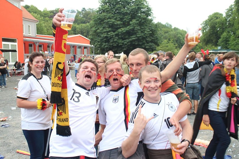 Erster Public Viewing auf dem Gel&auml;nde des Parkschlosses (Foto: Angelo Glashagel)