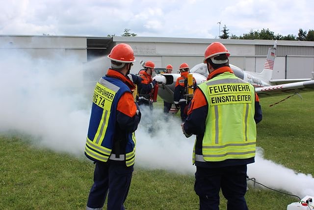 Übung Brand im Flugzeug (Foto: Feuerwehr Heiligenstadt) Übung Brand im Flugzeug (Foto: Feuerwehr Heiligenstadt)